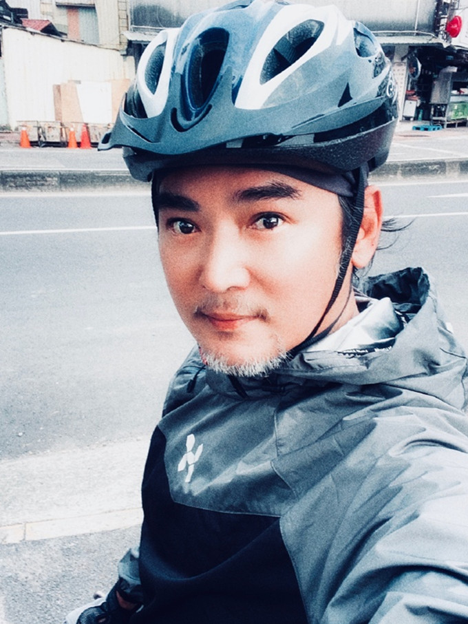 53岁焦恩俊放飞自我花式自黑,53岁焦恩俊自嘲是肉包子脸