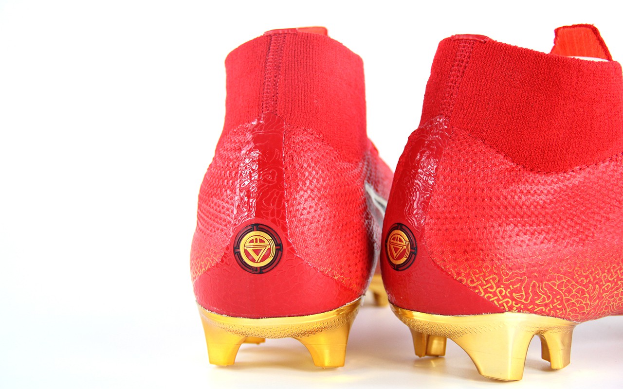 2018年cr7足球鞋天生领袖,中国金红色龙