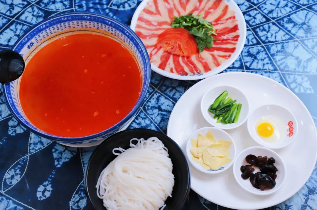 过桥米线汤底的简易做法,过桥米线汤底是什么做的