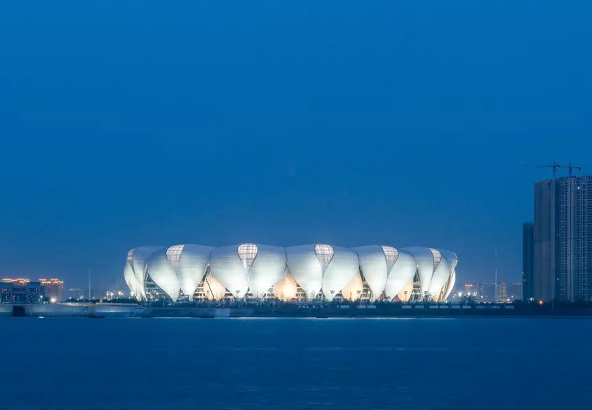 恒大莲花足球场,杭州奥体中心两朵大莲花