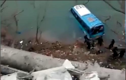 公交车坠江完整视频公交车翻车,2018年公交车司机开车坠江事件