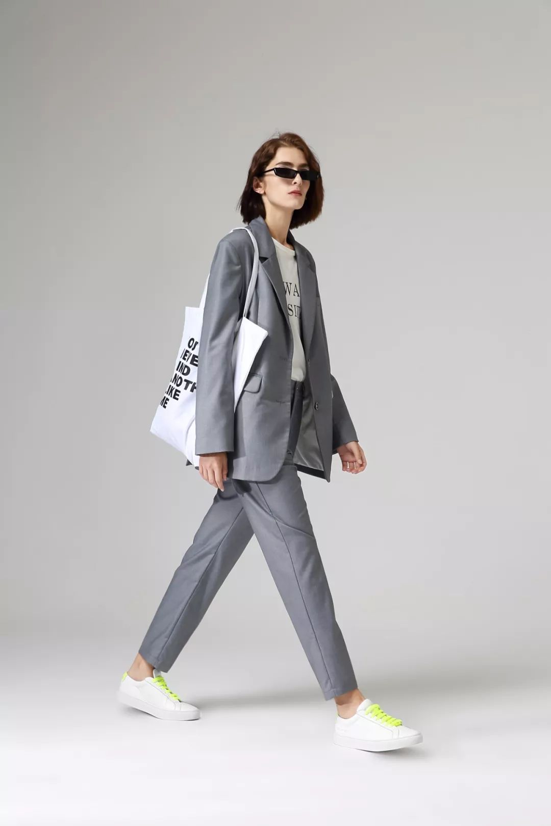 穿搭各种外套,中长款牛仔外套怎么搭配好看夏天