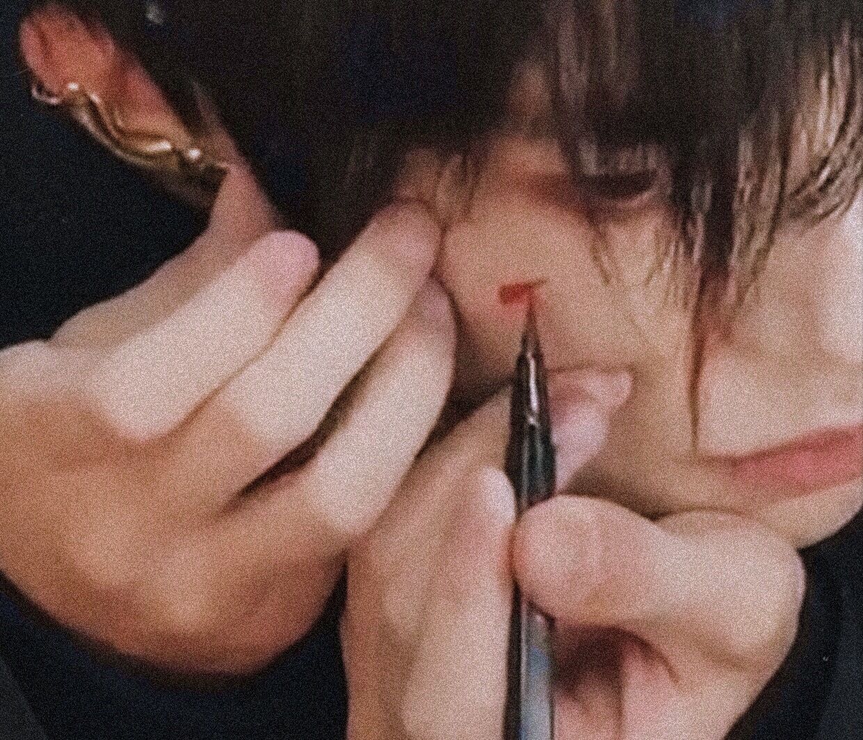 不是自己的脸就随便化!易烊千玺给自己化妆很细致,给胖虎就不同