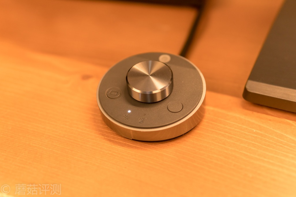 明基screenbar屏幕挂灯效果,明基显示器屏幕挂灯