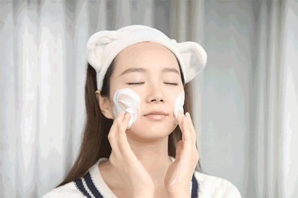 想要皮肤皱纹少这三个动作少不了,30岁出现了皱纹松弛可逆吗