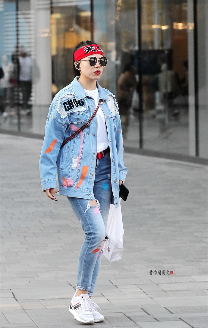 街拍牛仔裤美女走路视频大全,街拍牛仔裤和裙子美女你会选择谁