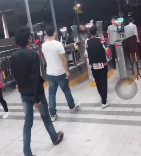 富士康一万工人玩快手，招工一人奖励2500块，有人赚过百万