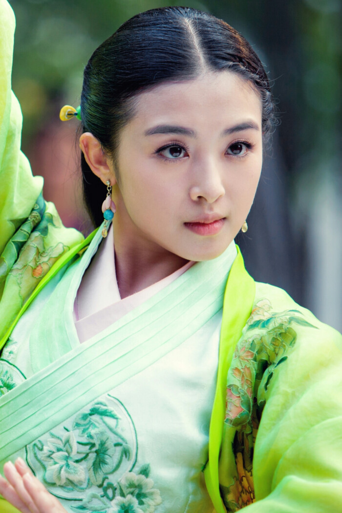 被迫成熟的张含韵，人缘好情商高，却不放大跟干爹刘德华的关系