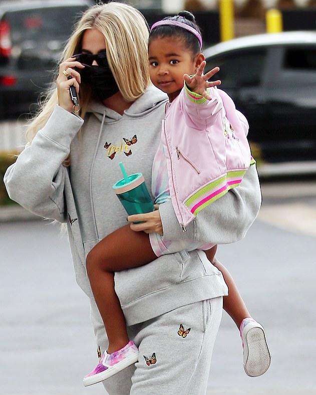 怀二胎的金小妹母女逛迪士尼！卫衣遮不住孕肚，戴米老鼠发箍扮嫩