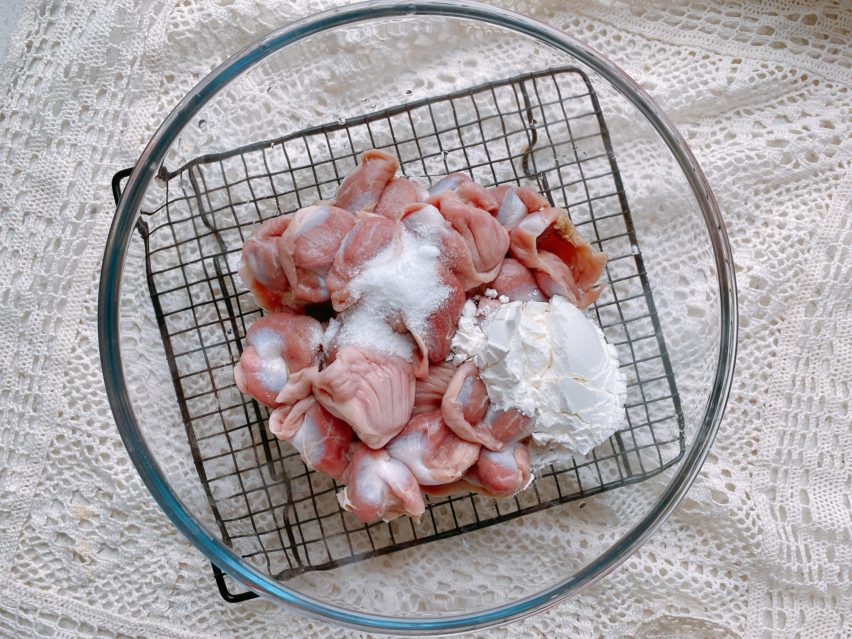 鸡胗炒酸豆角怎么做好吃又脆爽,鸡胗炒酸豆角鸡胗要焯水吗