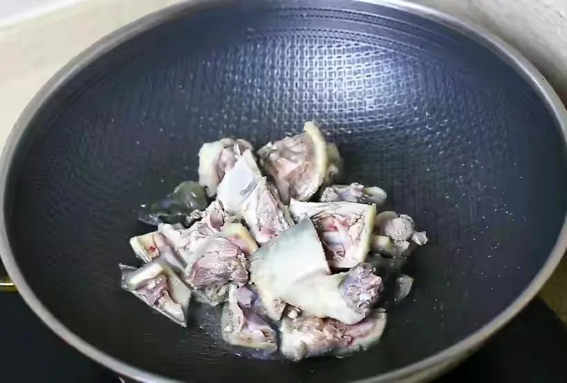 甲鱼要除掉什么部位,甲鱼要不要去皮呀