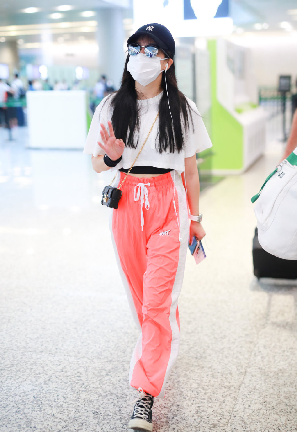 阚清子黑白运动装,阚清子穿衣真是新潮又酷飒