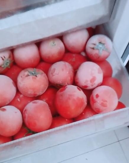 青岛网友:闺蜜家的冰箱,冻满了西红柿,恨不得连冰箱都搬走