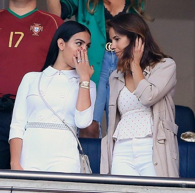 乔治娜穿c罗球衣,乔治娜c罗出席穿高跟鞋