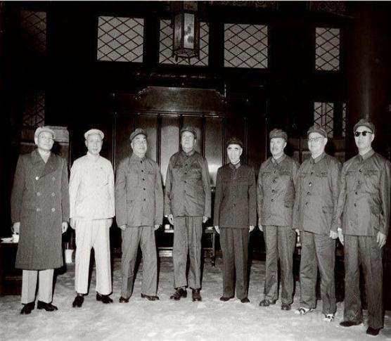 征集*旗国**时,仅仅15人支持五星红旗,3号作品达185人为何选了前者