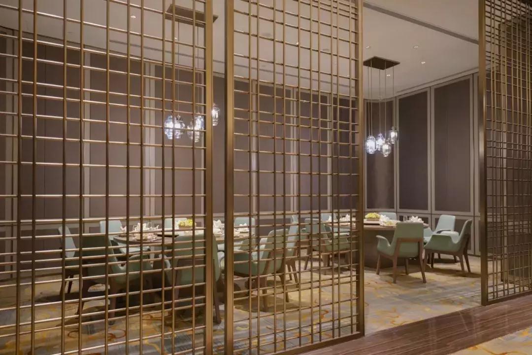 睡进这间藏身青山湖边的理想酒店，一起探寻临安城的悠居岁月~