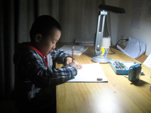 熊孩子不听话闯了大祸后悔,熊孩子不听话就得教训