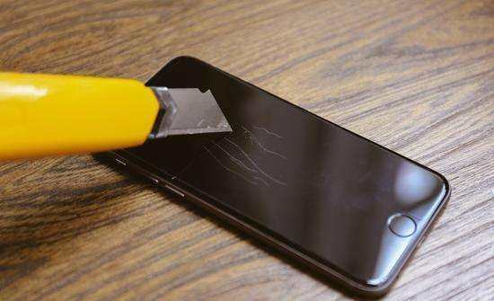 刚买的新手机，要不要贴上钢化膜？别辜负设计师一番苦心