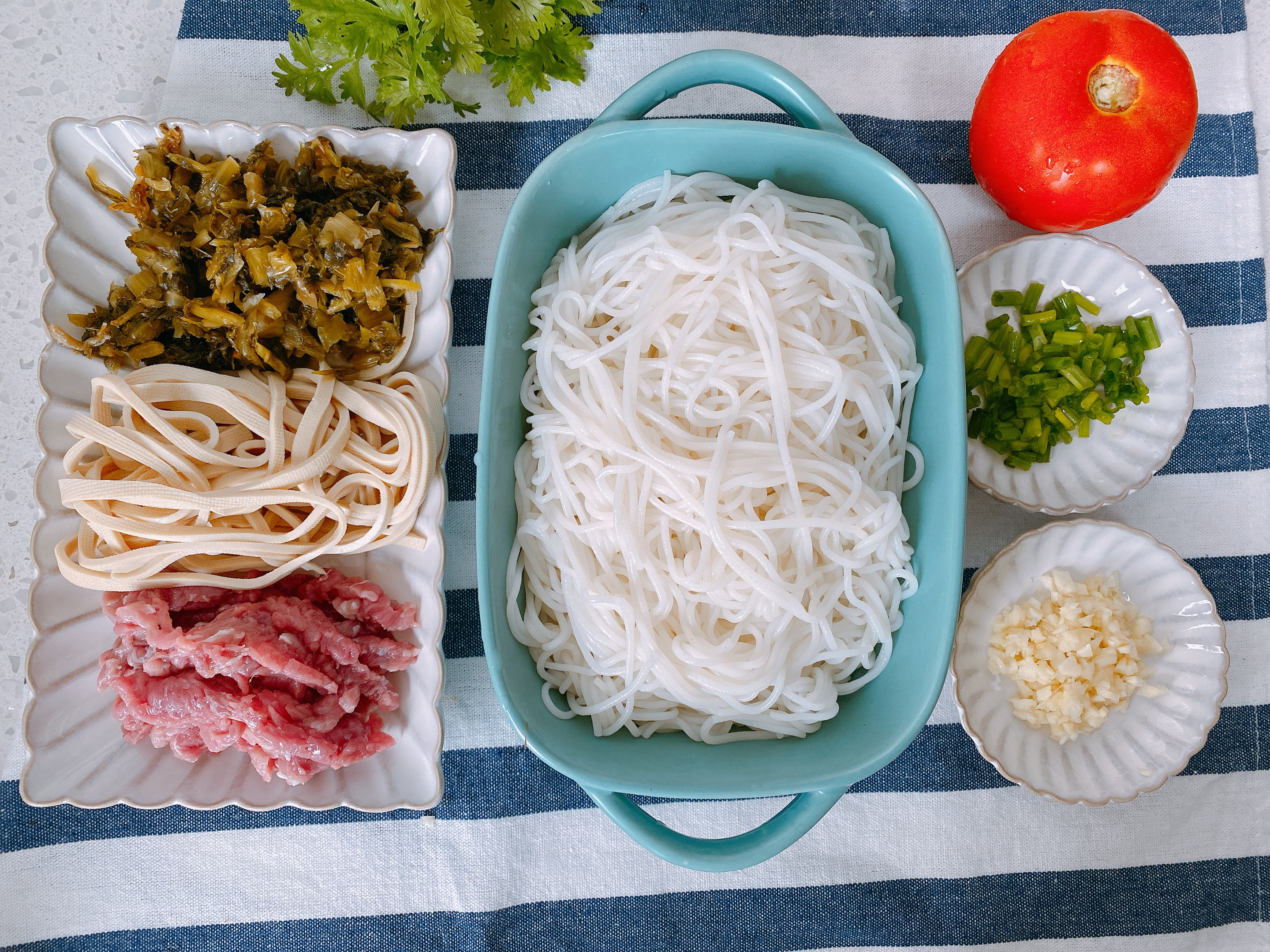 米粉炒粉怎么煮才好吃,在家做三鲜米粉最简单的方法