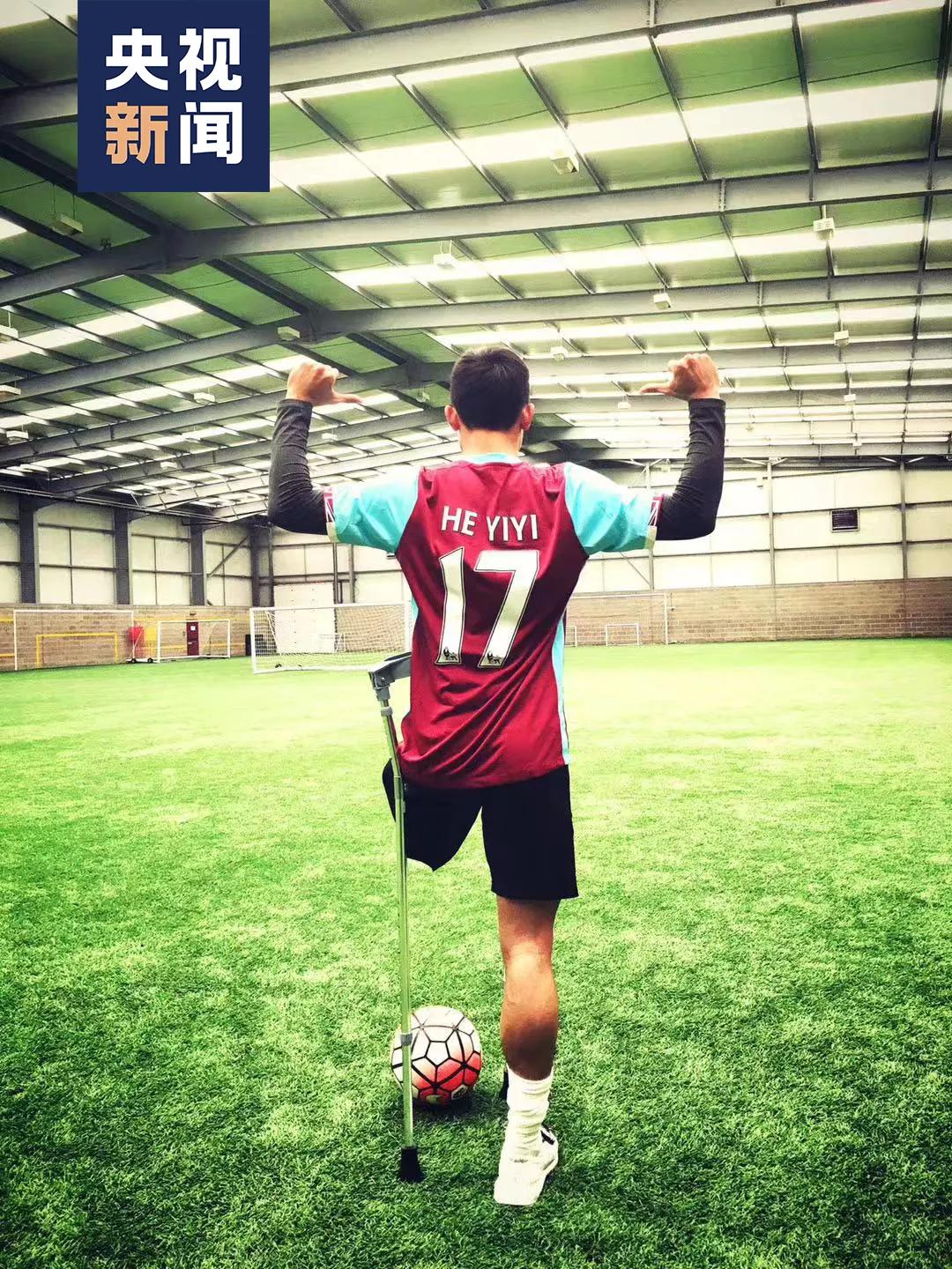 踢足球射门帅气视频,足球场上狂奔的男子