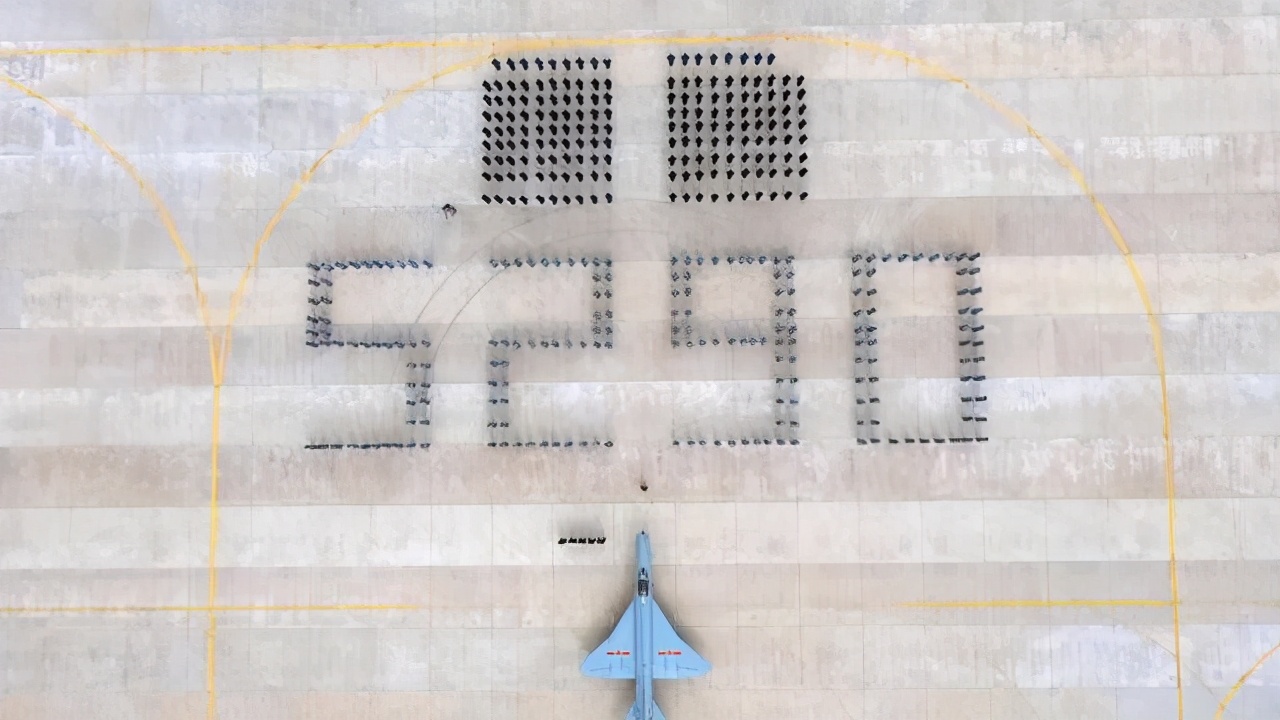 中国特级飞行员飞行时长不长,中国飞行员一年能飞多少个小时