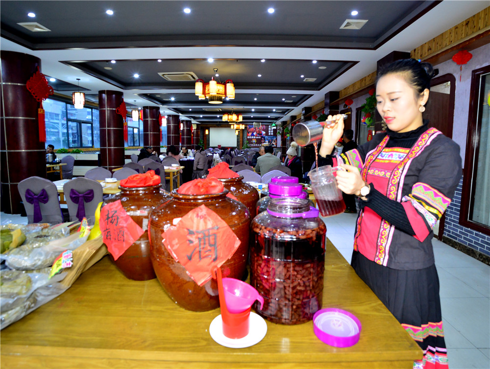 桂林藏在山洞里的油茶店,桂林开在半山腰的油茶店