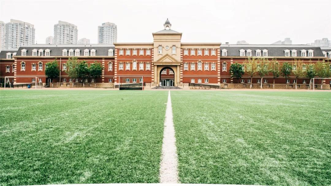 天津这所学校火了!高尔夫、足球、科学实验...孩子吵着都要来