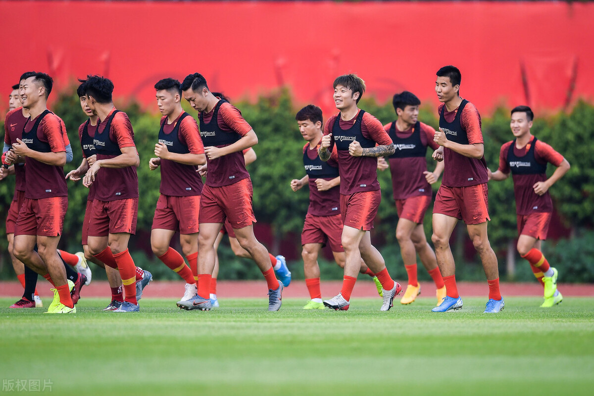 国足集结备战12强赛，集训大名单引争议？理性解读名单与阵容