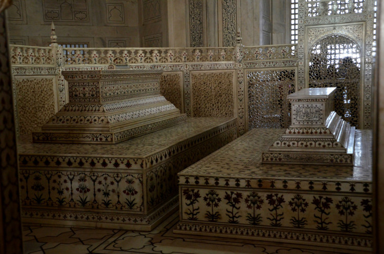 泰姬陵背后的惨剧：泰姬19年连生14个孩子，油尽灯枯死在了产床上