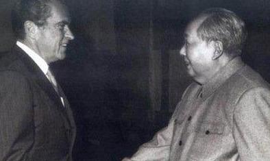 1972年,毛主席接见尼克松,笑着问他:你们常常利用姑娘做掩护?