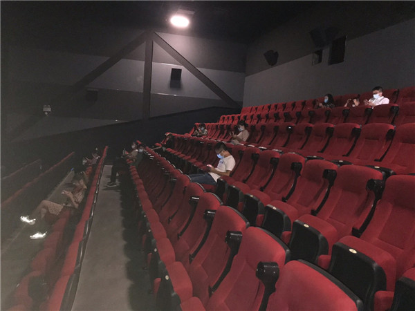 贵阳电影开放首日：电影院“激动”迎客影迷一家4口来看片