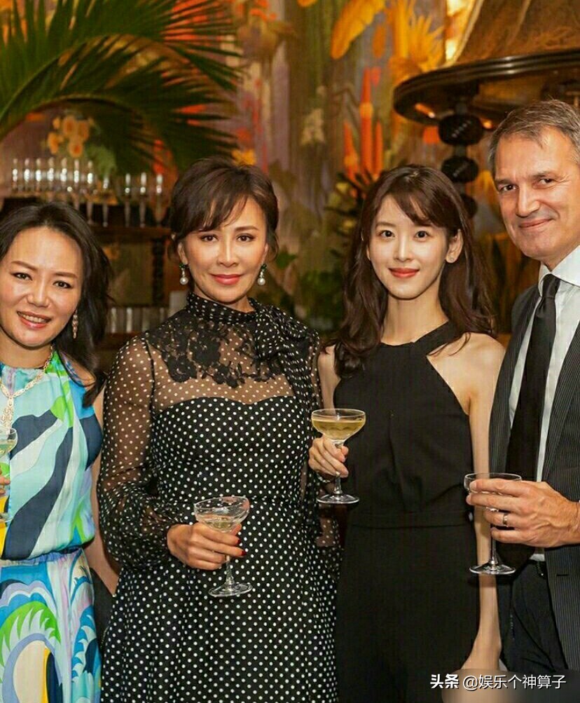 章泽天国外生活很惬意看球赛忙应酬，网友：简直就是在度假