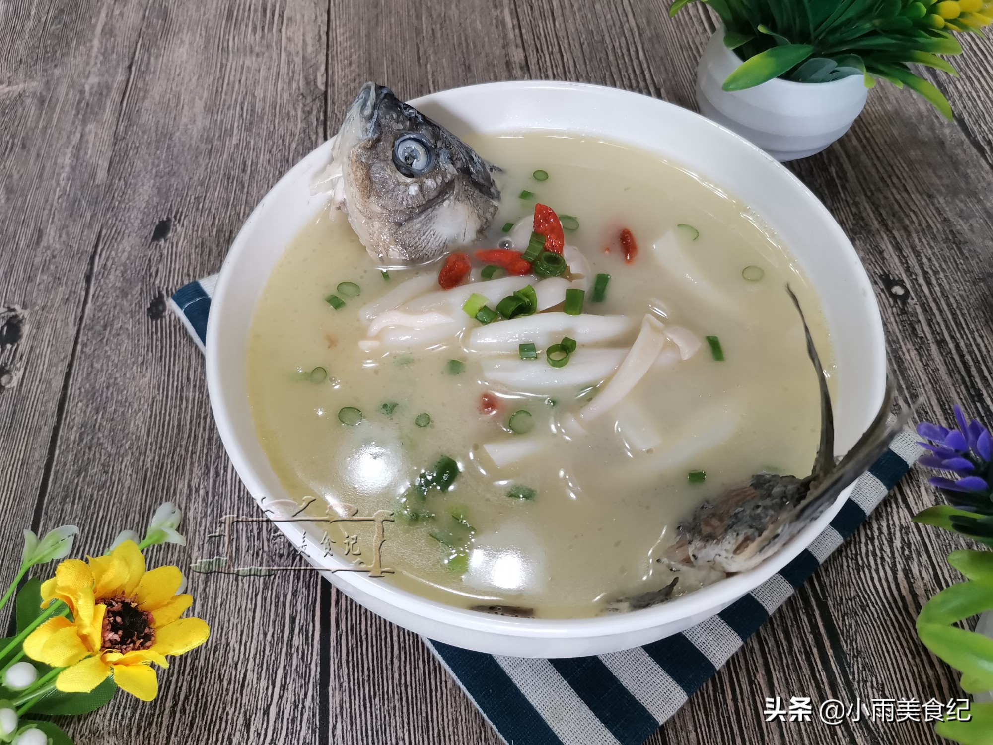 熬鱼汤的做法才又白又鲜,煮鱼汤不用煎的做法