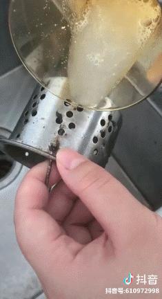 锅盖倒扣锅里,锅盖倒扣在锅上拿不下来怎么办