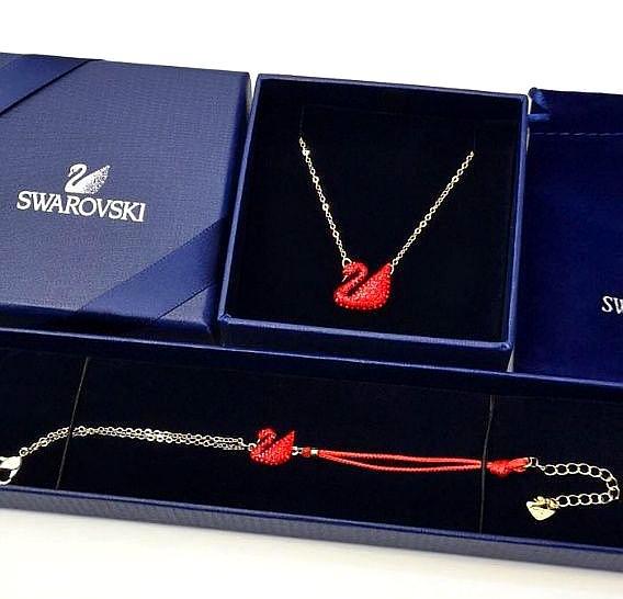 你的朋友圈被这只红天鹅刷屏了吗？来看施华洛世奇新年系列红天鹅