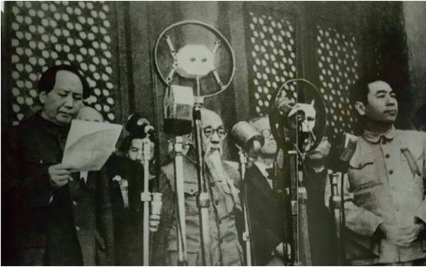 美国啥都好？新华锐评：崇美、跪美的“软骨病”得治