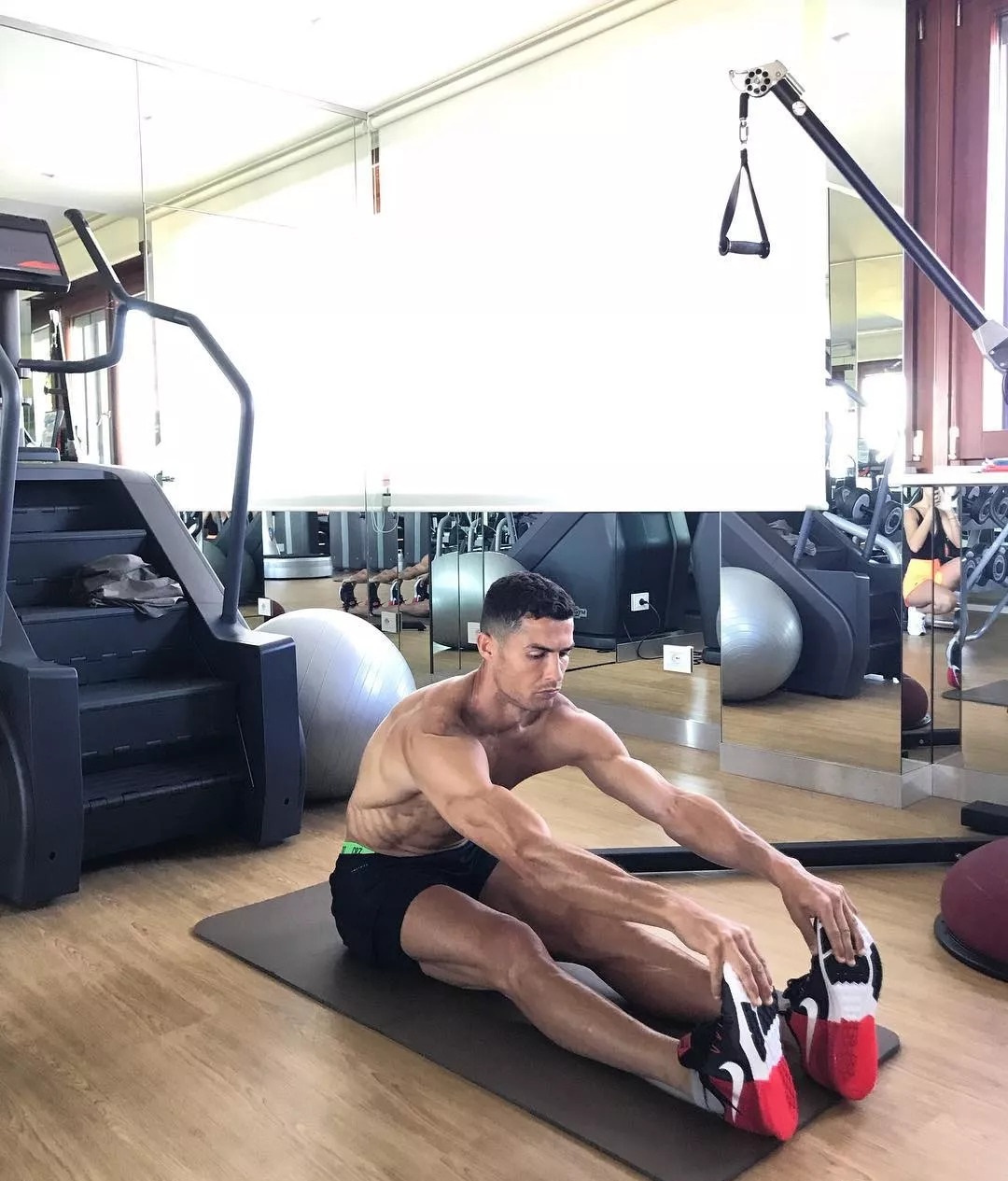 C罗的六块腹肌，乔治娜的蜜桃翘臀，这才是爱侣们该有的健康模样