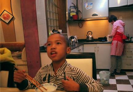 11年前,浙江农村奶奶收养了黑人小男孩巴比,如今怎么样了?