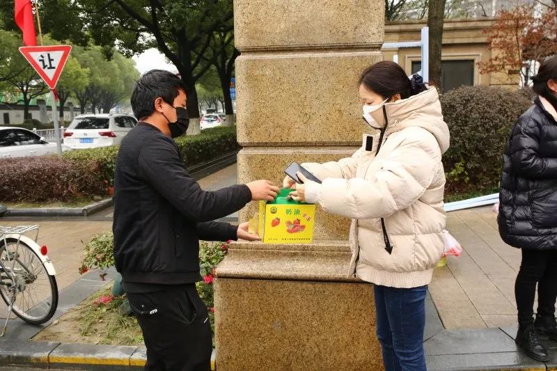 她是余杭一个微信群主光一个群就能卖30多万!近期更是卖疯!卖的啥?