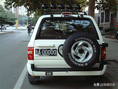 车牌号中有2个字母被禁止使用,车牌号后面三个字母是假牌