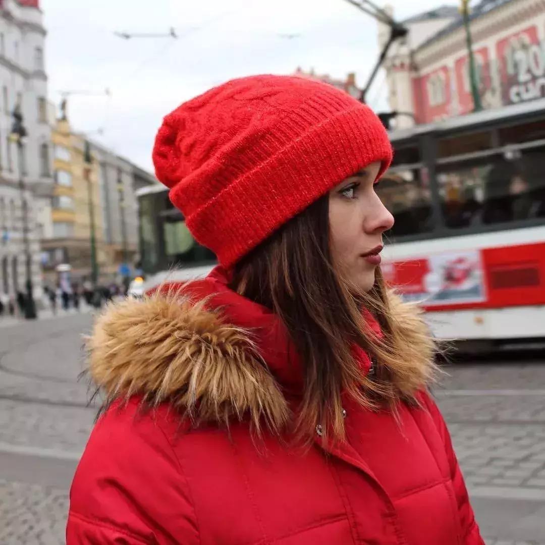 帽子围巾一体的戴起来很暖和,帽子围巾好时髦