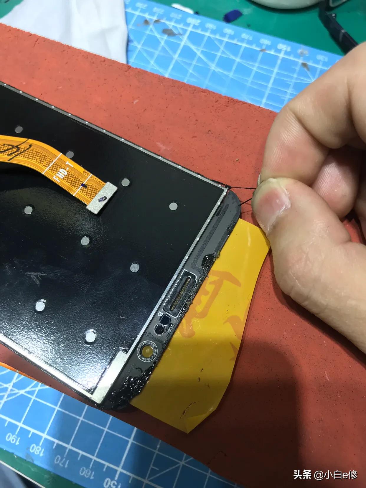 荣耀v10换外屏后出现黑点,荣耀v10换屏幕总成出现花屏