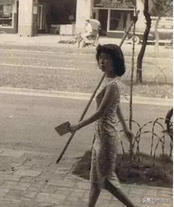 霍金年轻时帅气的照片,霍金年轻时帅照