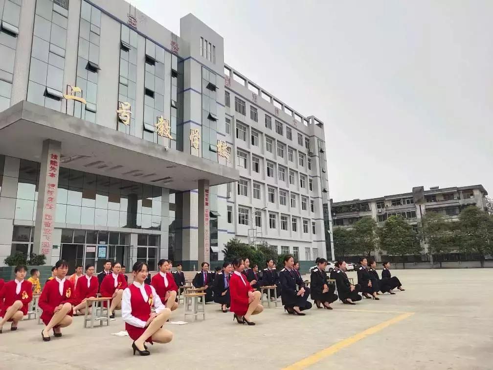 三尺讲台书写桃李芬芳,三尺讲台书写青春芳华