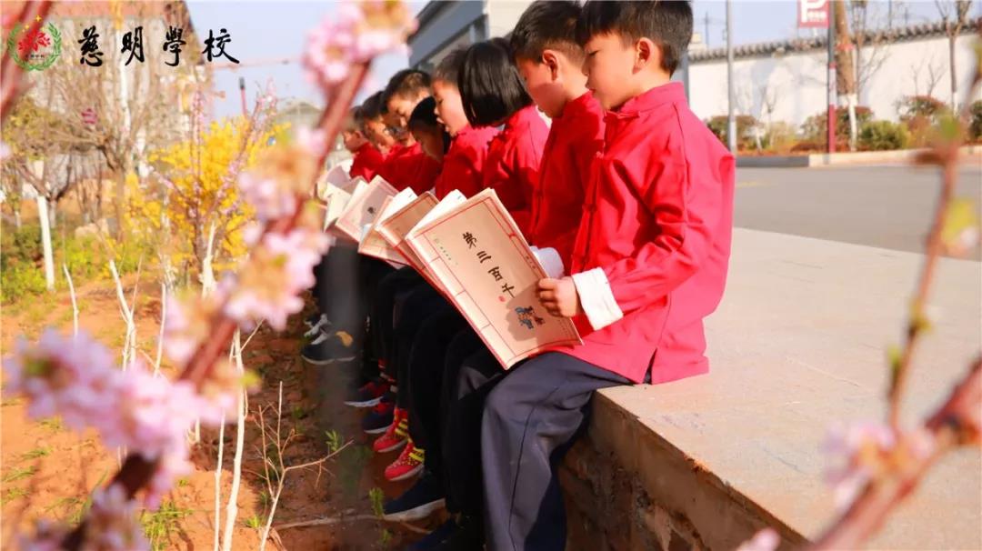 一所充满爱的学校,这是一所漂亮的学校英语