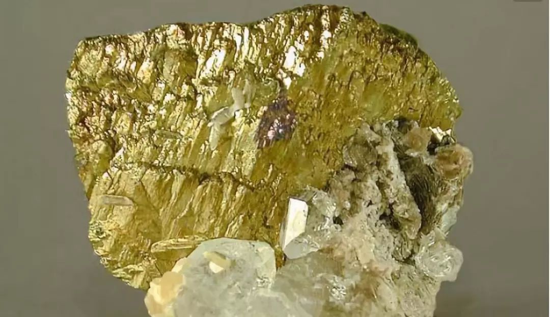 有的宝石璀璨闪亮有的却暗淡无光，你知道什么原因么？