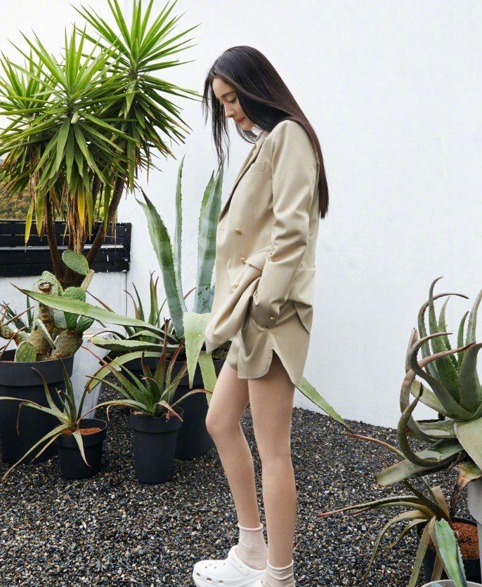 杨幂代言的洞洞鞋是什么品牌,杨幂又带火一款老爹鞋