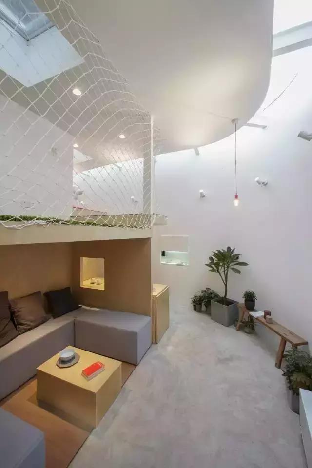 北京一家5口19平米老房子,北京人一家三口12.8平方蜗居