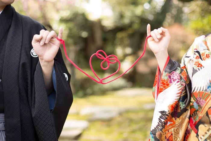 在日本参加婚礼，接到喜帖后的第一件事是赶紧先练毛笔字？