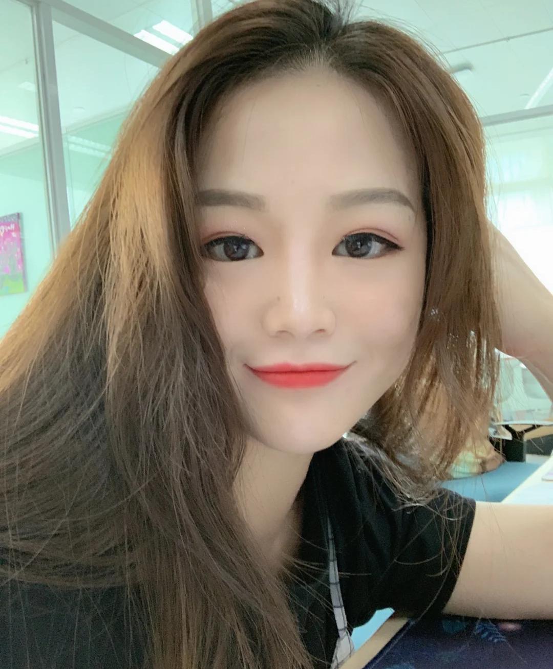 适合圆脸女生的锁骨纹理烫中短发,适合圆脸额头尖男生的发型纹理烫